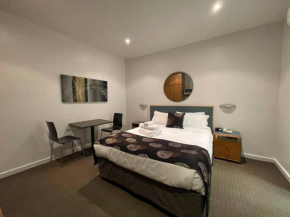 408 Lovely one BR ex hotel ensuite room in city, Adelaide